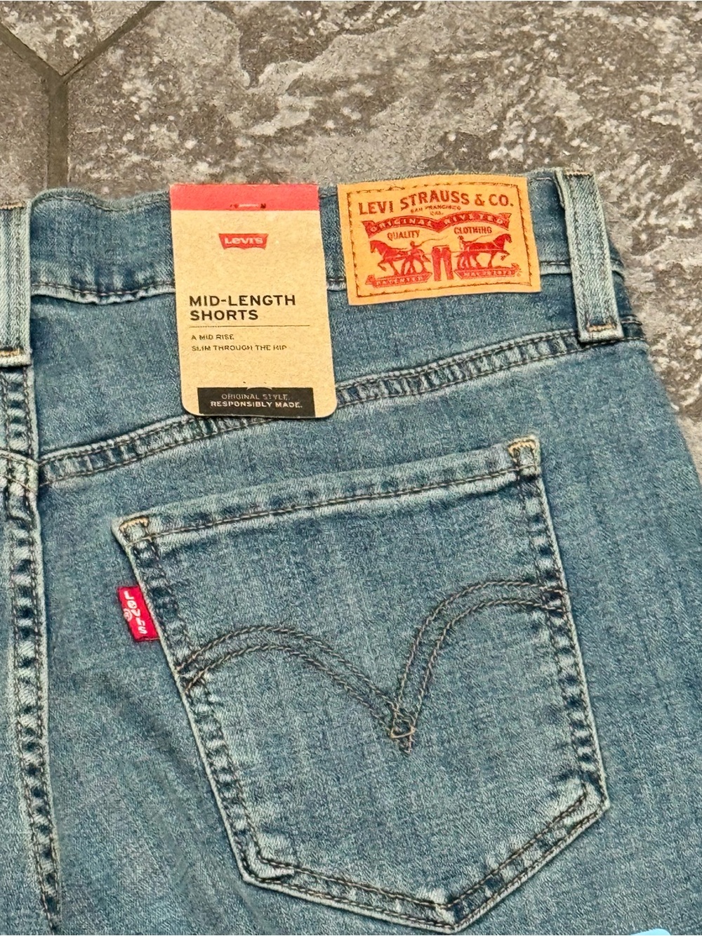 Levi’s Mid Length Denim Shorts Size 30 NWT Light Wash Mid Rise 4” Inseam - Picture 4 of 5